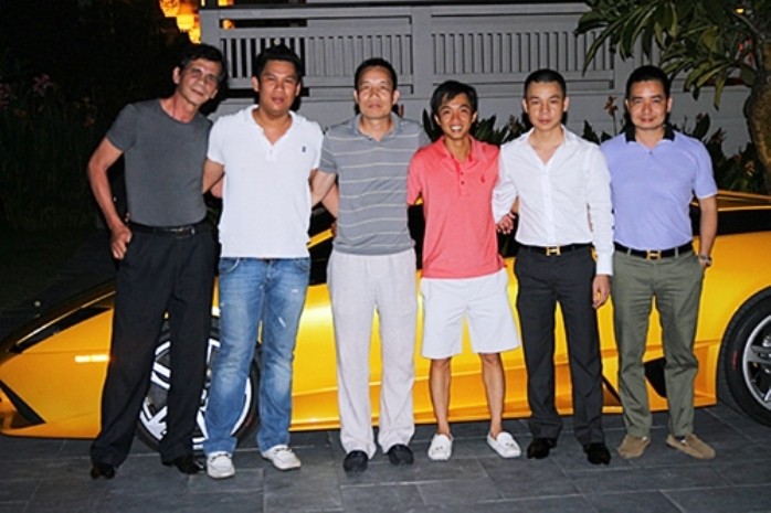 Cường Luxury (thứ hai từ phải sang) và Cường đô-la giữ hai chức vụ Chủ tịch và Phó Chủ tịch Câu lạc bộ Vietnam Supercar Club