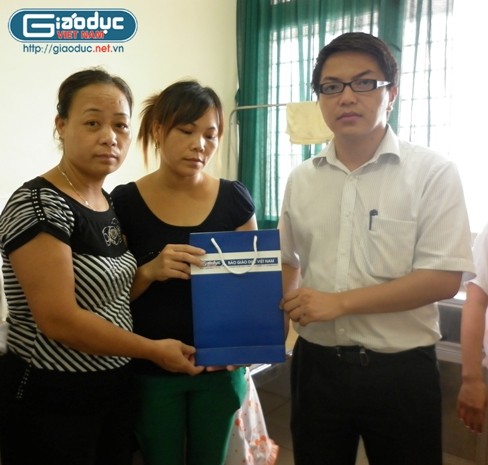 ÔNg Phan Hồng Sơn- Phó TBT Báo Giáo dục Việt Nam đến thăm hỏi động viên và trao quà cho cháu H cùng gia đình.
