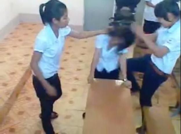 Sự việc hai nữ sinh đánh bạn dã man ngay trong lớp học vì câu nói bị...mất trinh đang gây phẫn nộ trong dư luận (Ảnh cắt ra từ clip)