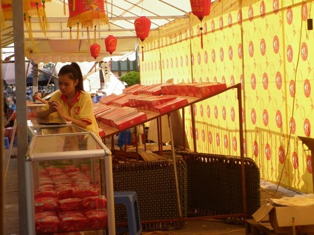 Cửa hàng này nằm trên phố Phạm Hùng tuy rất đông người qua lại nhưng vẫn trong tình trạng đìu hiu.