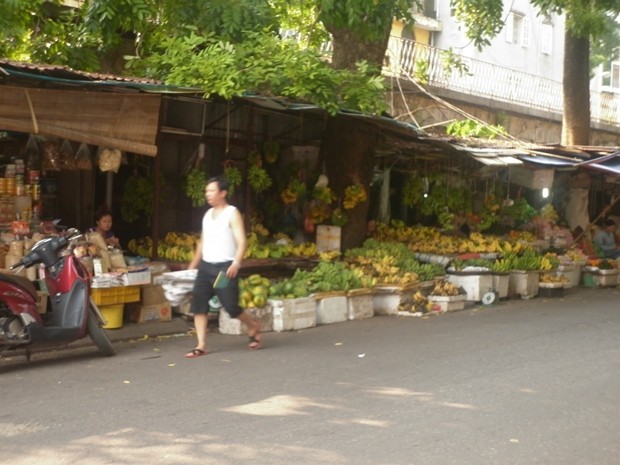 Khu phố bên cạnh chuyên bán các loại hoa quả dùng để thờ, cúng... Nhiều nhất vẫn là chuối.