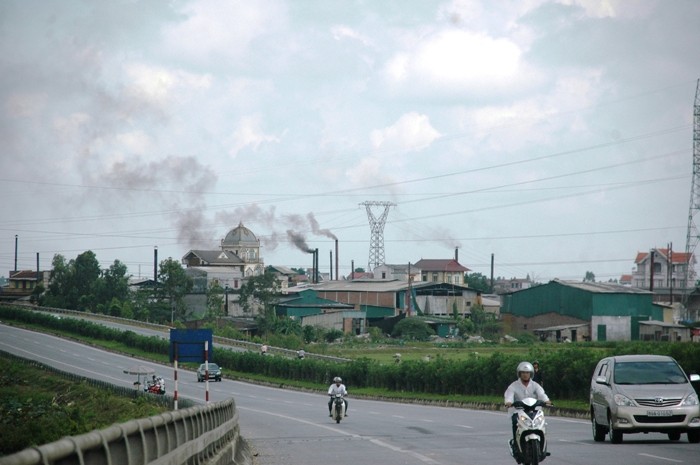 Đứng từ xa cũng có thể trong thấy rõ sự ô nhiễm do các xưởng sản xuất giấy gây nên