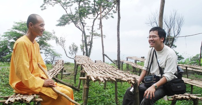 Nhà báo Đỗ Doãn Hoàng trò chuyện với một nhà tu khổ hạnh trên đỉnh Yên Tử sau 3 ngày đi bộ leo núi