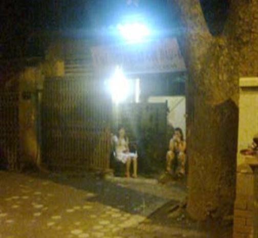 Ai khi đi qua đường Phạm Văn Đồng vào buổi tối mà ngó nghiêng hai bên hầu như đều bị những cô gái này thò ra vẫy: "Vào đây anh ơi".