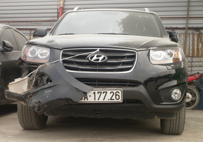 Chiếc xe Santafe gây tại nạn hiện đã được đưa về bãi đỗ xe của công an huyện Từ Liêm
