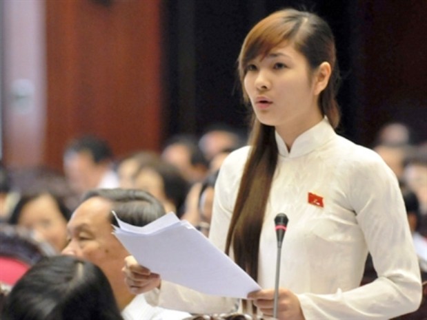 Nữ đại biểu Quốc hội Vũ Thị Hương Sen đang được cư dân mạng ủng hộ, ca ngợi là người phụ nữ "tài sắc vẹn toàn"