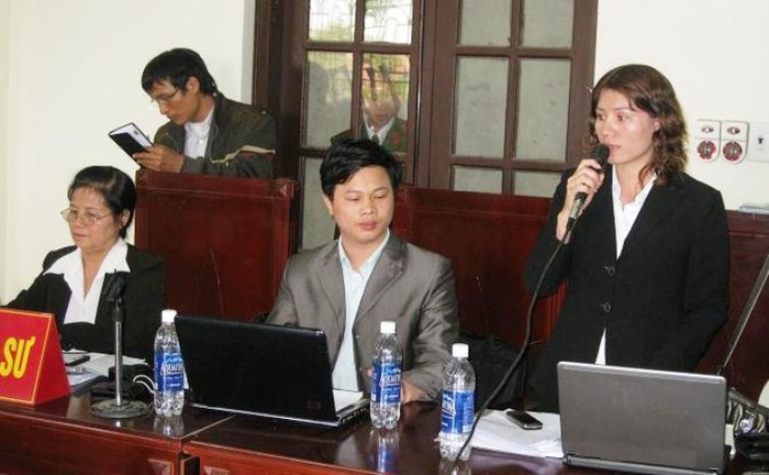 Luật sư Nguyễn Văn Tú, Giám đốc Cty Luật Fanci Hà Nội (Ngồi giữa)