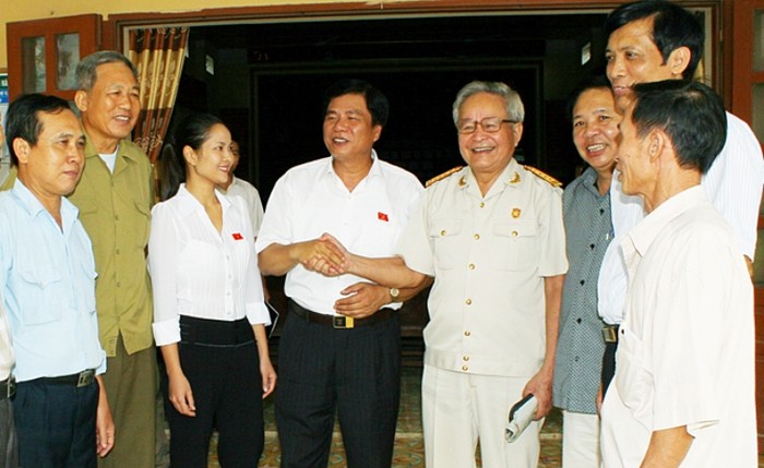 Đại biểu Quốc hội Vũ Thị Hương Sen trong một buổi tiếp xúc cử tri tại TX Chí Linh, Hải Dương