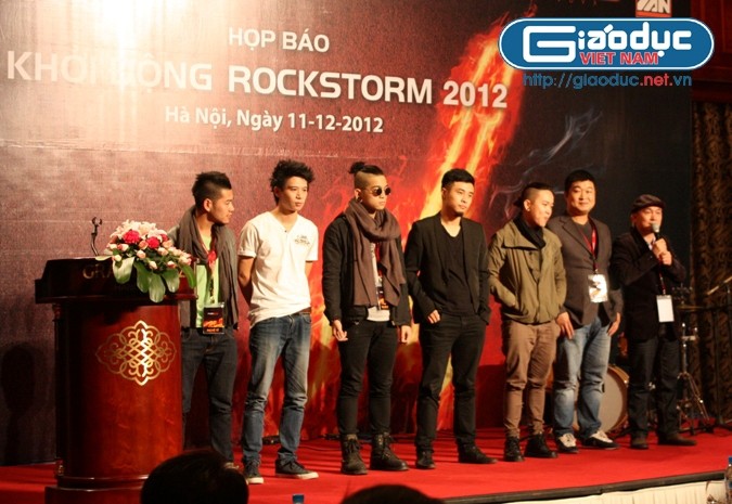 Đại diện các ban nhạc Rock tham gia RockStorm cùng đạo diễn Quốc Trung ra mắt báo giới (ảnh Viết