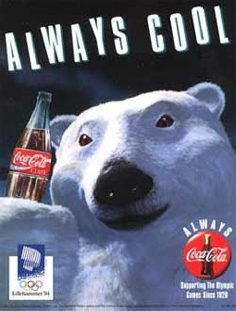 13. Gấu Giáng sinh (năm 1994) Là lần đầu tiên hãng sử dụng đồ họa vi tính để tạo ra hình ảnh những chú gấu bắc cực dễ thương uống Coca-cola. Tại thời điểm này, nó được xem là bước đột phá trong ngành quảng cáo thế giới - một minh chứng nữa cho thấy Coke luôn đi đầu trong các bí quyết công nghệ marketing.