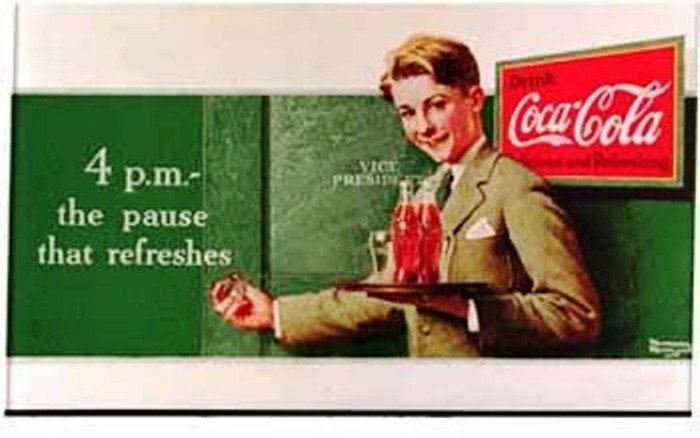 3. Kiệt tác của Rockwell (năm 1930) Hình ảnh một nhân viên trẻ đang mang hai chai Coca vào phòng cho ông chủ, bên cạnh slogan đầy ý nghĩa “The pause that refreshes” - chừng đó thôi cũng đủ để Ad Age xếp tấm áp phích vào vị trí thứ 3 trong 100 quảng cáo hay nhất thế kỷ. Đây là một trong 6 tác phẩm hiếm hoi mà nghệ sĩ lừng danh Norman Rockwell tạo dựng theo đơn đặt hàng của Coca-Cola.
