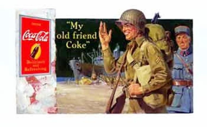 6. Bạn cũ ở chiến trường (năm 1944) Quảng cáo năm 1944: một chàng lĩnh Mỹ nở nụ cười khi nhận ra “người quen” trên chiến trường châu Âu xa lạ. Trước khi Thế chiến bùng nổ, chủ tịch Robert Woodruff của Coke lúc đó hứa sẽ bán cho mọi quân nhân Mỹ mỗi chai Coke với giá đúng 1 đồng bạc, dù ở bất cứ nơi đâu trên thế giới, dù chi phí sản xuất có biến đổi thế nào. Giữ đúng lời cam kết đó, Coke đã thành lập 64 nhà máy đóng chai khắp châu Âu để có thể cung cấp sản phẩm trên khắp các chiến trường..