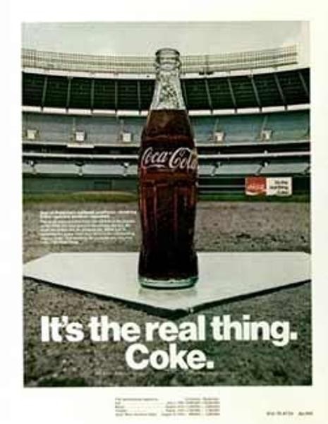8. “Điều có thật” (năm 1970) Lần đầu tiên công ty ra mắt thương hiệu Coca-Cola với đường cong màu trắng trên nền đỏ cháy rực. Hình ảnh này trở thành biểu tượng còn giữ nguyên đến tận ngày nay.