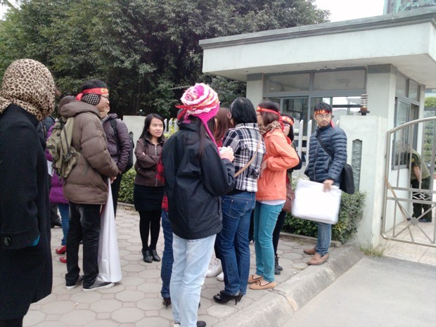 Cư dân tập trung đông đảo trước trụ sở của BQL Dự án Xa La sau cuộc họp ban sáng không đi đến thống nhất nào