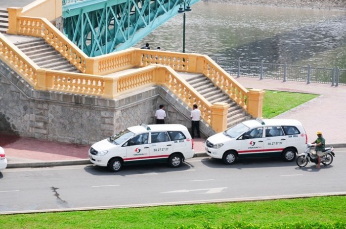 Chân cầu Mống (Đầu đường Võ Văn Kiệt, P.Bến Nghé, Q1, Tp.HCM) -Một địa điểm du lịch đẹp và nổi tiếng đã trở thành nơi lí tưởng cho các tài xế của taxi Vinasun đi vệ sinh vô tội vạ