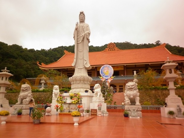 Trên con đường vào với Yên Tử, du khách sẽ đi qua Chùa Lân. Đây là chùa nằm trong quân thể di tích danh lam thắng tích Yên Tử