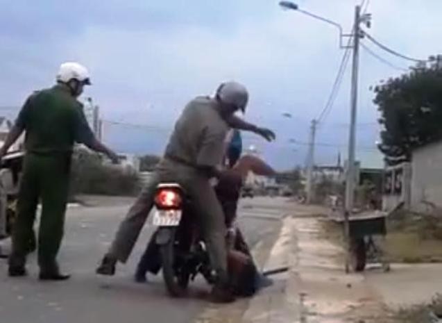 Những hình ảnh ngược đãi người dân xảy ra tại thị trấn Ma Lâm - Ảnh chụp từ video clip