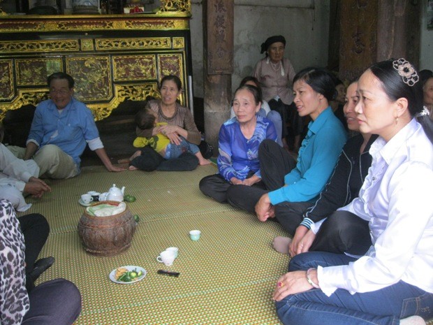 Các liền anh liền chị hát đối đáp tại nhà chứa của nghệ nhân Nguyễn Thị Khu