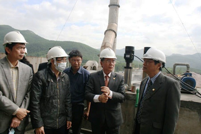 Thứ trưởng Bộ KH&CN Nguyễn Văn Lạng khảo sát công nghệ lò đốt rác tại Quảng Ninh