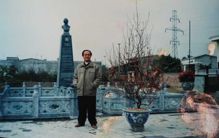 Ông Khánh chụp bên khu lăng mộ ngày mới khánh thành công trình này.