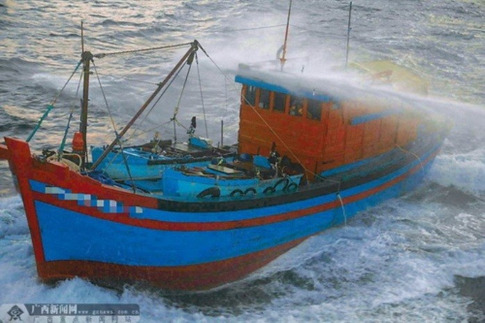 Một tàu cá bị bắn vòi rồng tại quần đảo Trường Sa của Việt Nam - Ảnh:www.gxnews.com.cn