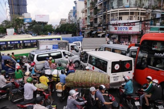 Giao thông hỗn loạn tại ngã năm Nguyễn Thị Nhỏ - Hồng Bàng, quận 6, TP HCM. Ảnh: Nhật Anh