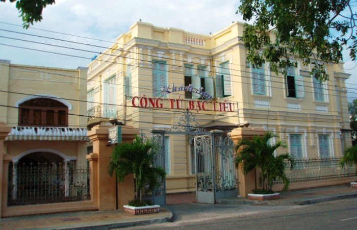 Nhà Lớn (gồm 2 tòa nhà) của Hội đồng Trần Trinh Trạch, nay là khách sạn Công Tử Bạc Liêu.