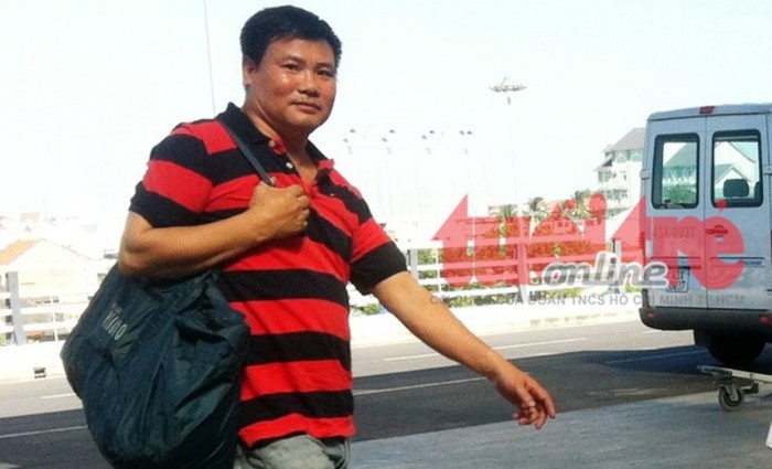 Ông Trương Duy Nhất được đưa ra sân bay Đà Nẵng để di lý ra Hà Nội phục vụ công tác điều tra (ảnh chụp lúc 15g10 ngày 26-5 tại sân bay Đà Nẵng) - Ảnh: Đ.Nam, Báo Tuổi Trẻ