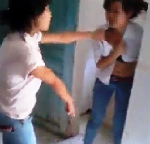 Nhóm học sinh đánh đập và bắt nữ sinh cởi áo