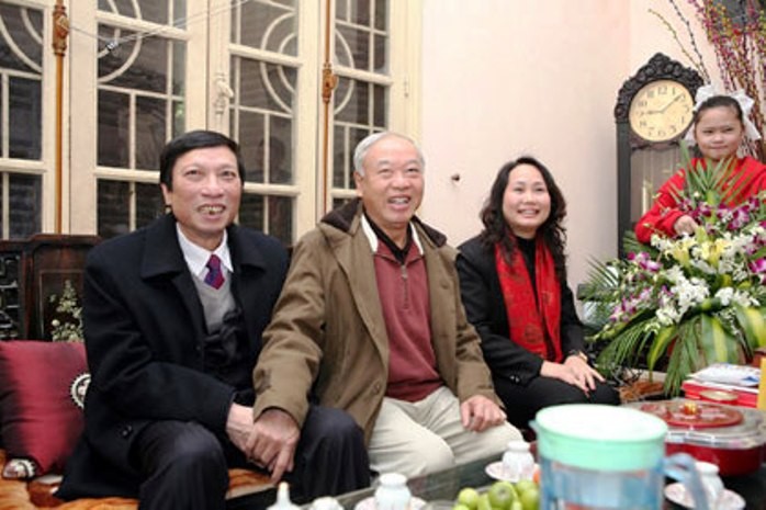 Đồng chí Hồ Đức Việt (bên trái) trong một buổi đến thăm và chúc Tết nguyên Chủ tịch QH Nguyễn Văn An