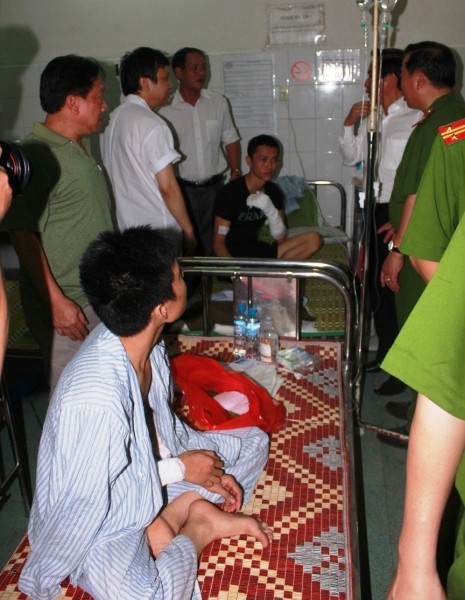 Người nhà và đồng đội tới hỏi thăm, động viên các chiến sĩ PCCC bị thương tại bệnh viện