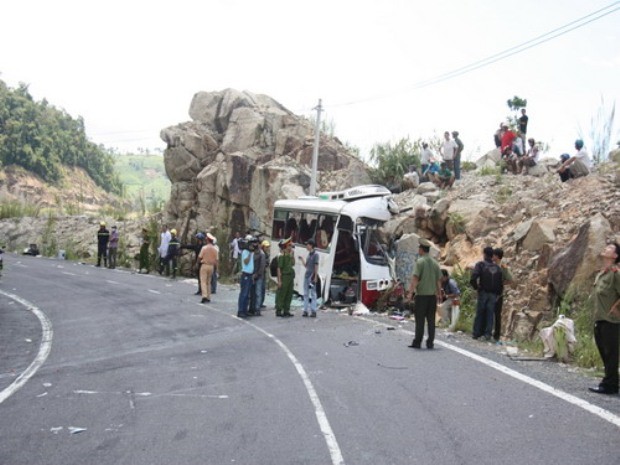 Hiện trường vụ tai nạn giao thông thảm khốc làm 7 người chết, hàng chục người bị thương