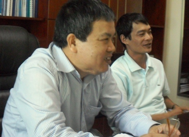 ông Đinh Hường (trái), Trưởng Ban Công tác Chính trị Học sinh - Sinh viên của trường ĐH QG Hà Nội thừa nhận: “Việc báo chí đã thông tin trước đó cơ bản là đúng sự thật”.