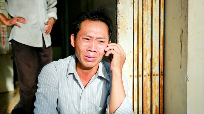 Anh Trần Ngọc Long đau xót vì sự ra đi đột ngột của người mẹ Nguyễn Thị Cúc, Q. Cẩm Lệ, Đà Nẵng - ảnh Tiến Thành (Tuổi Trẻ)