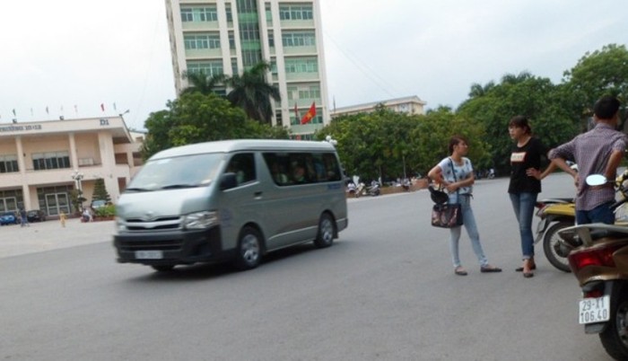 Sau khi xếp khách xong chiếc xe Toyota 16 chỗ biển số 36B – 008.26 di chuyển ra phía cổng chính ĐHQG Hà Nội. (ảnh Xuân Hải - Infonet)