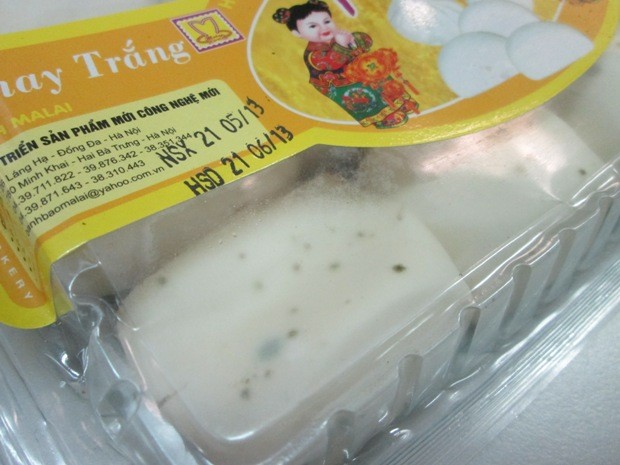 Bánh bao mua tại siêu thị Metro Hoàng Mai bị mốc đen trong khi HSD vẫn còn nhiều.