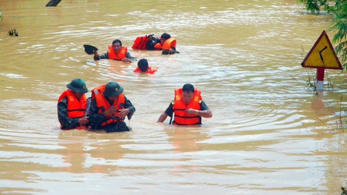 Lực lượng cứu hộ huyện đội Đức Cơ (Gia Lai) tìm kiếm người dân bị mắc kẹt (Ảnh Thái Bá Dũng, Tuổi Trẻ)
