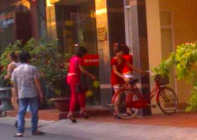 Các cô gái được bảo kê chở tới hoặc tự đi xe đạp đến nhà nghỉ để cho khách chọn ở Đồ Sơn, Hải Phòng. Ảnh:Hải Phong (VnExpress)