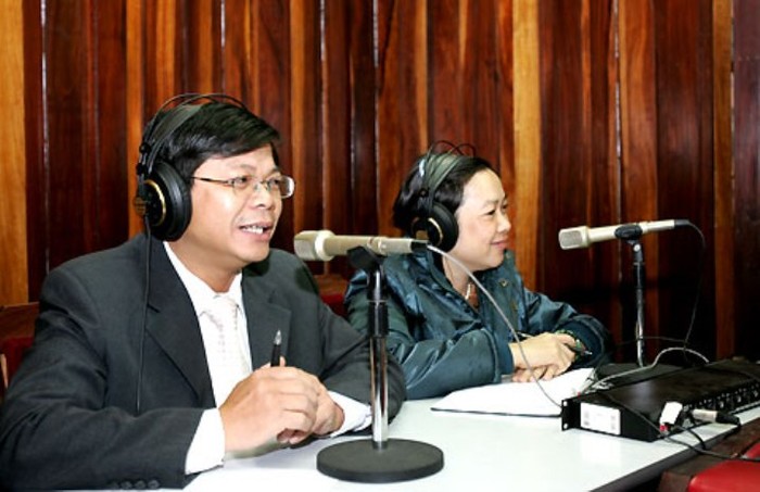 Chuyên gia tư vấn tâm lý Đinh Đoàn của Đài tiếng nói Việt Nam (bên trái)
