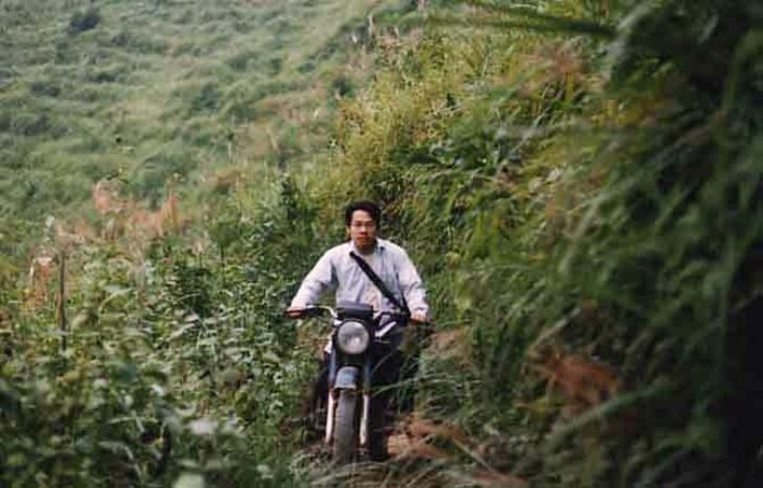 Đỗ Doãn Hoàng trên đường đi điều tra về phá rừng pơ-mu cổ thụ ở Trạm Tấu, Yên Bái
