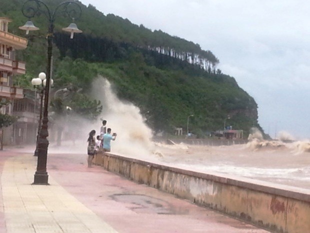 Sóng đánh tràn bờ tại khu 2, Đồ Sơn, ngay trước mặt một gia đình đang "hồn nhiên" chụp ảnh