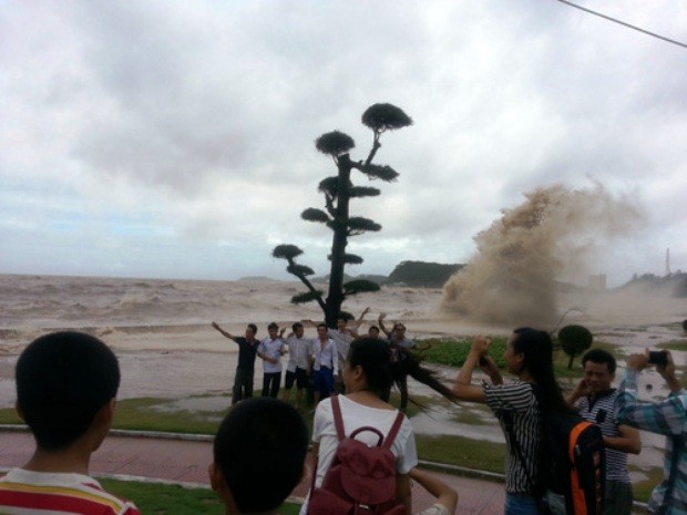 Nhiều bạn trẻ đang đùa giỡn với tử thần khi đứng tạo dáng chụp ảnh bên những cột sóng lớn (Ảnh báo Thanh Niên)