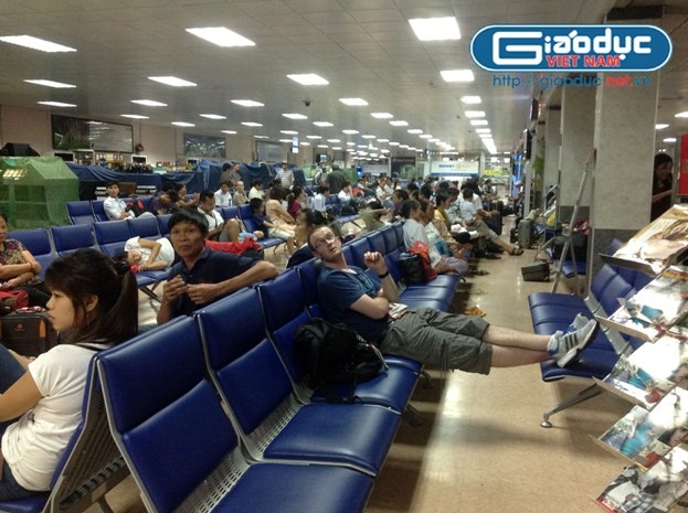 Khách hàng "vạ vật" ngồi chờ tại sân bay trong khoảng 5 tiếng đồng hồ do VietJet air liên tục hoãn giờ bay và không giải thích nguyên nhân vì sao.