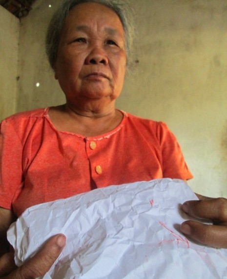 Bà Lịnh với tờ giấy cho rằng được dùng để lau tay bà sau khi công an tỉnh Ninh Bình "ép" bà điểm chỉ