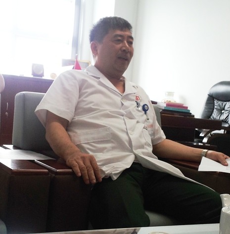 Đại tá, Bác sỹ chuyên khoa Nguyễn Văn Hùng, Chủ nhiệm chính trị Bệnh viện Trung ương Quân đội 108 thừa nhận có việc một số bác sỹ "ép" bệnh nhân mua thuốc