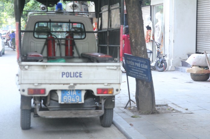 Xe ôtô Công an phường Hàng Bông (Hoàn Kiếm) đậu sát biển "tuyến phố cấm"