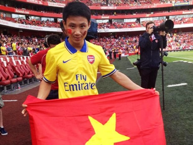 Vũ Xuân Tiến với Quốc kỳ Việt Nam trong trận khai mạc Emirates Cup 2013 trên sân nhà của Arsenal đầu tháng 8-2013. Ảnh: Ngọc Anh