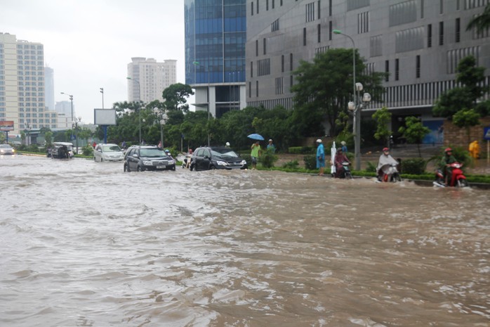 Hơn 4h chiều, đoạn đường đối diện tòa nhà Keangnam ngập sâu trong nước