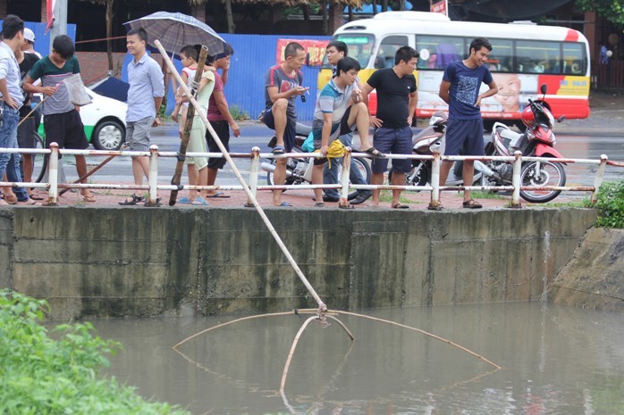 Trong khi đó tại một con kênh khu đô thị Nam Trung Yên, người dân đang hồ hởi kéo nhau ra đây đánh cá