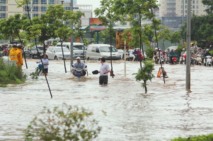 Khu vực trước tòa nhà Keangnam tình trạng vẫn như mọi năm, cứ hễ mưa lớn là ngập